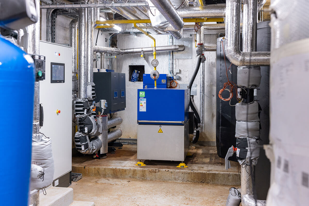 chaudiere-micro-cogeneration-copropriete-chaufferie-tuyaux-calorifuges