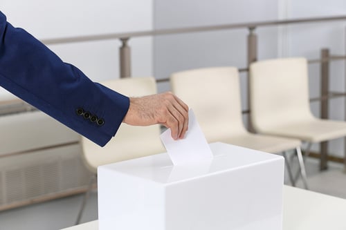 main homme vote urne