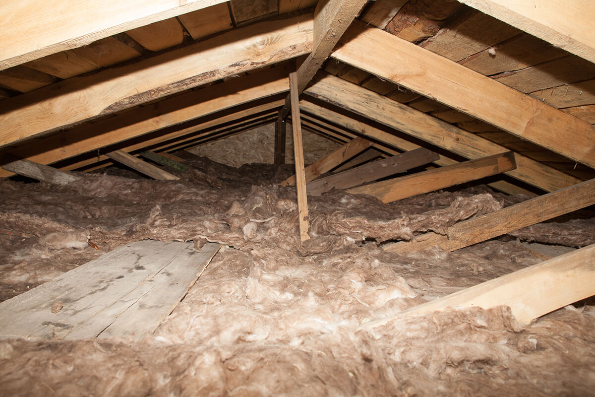 combles-perdus-isolation-laine-chevrons-bois
