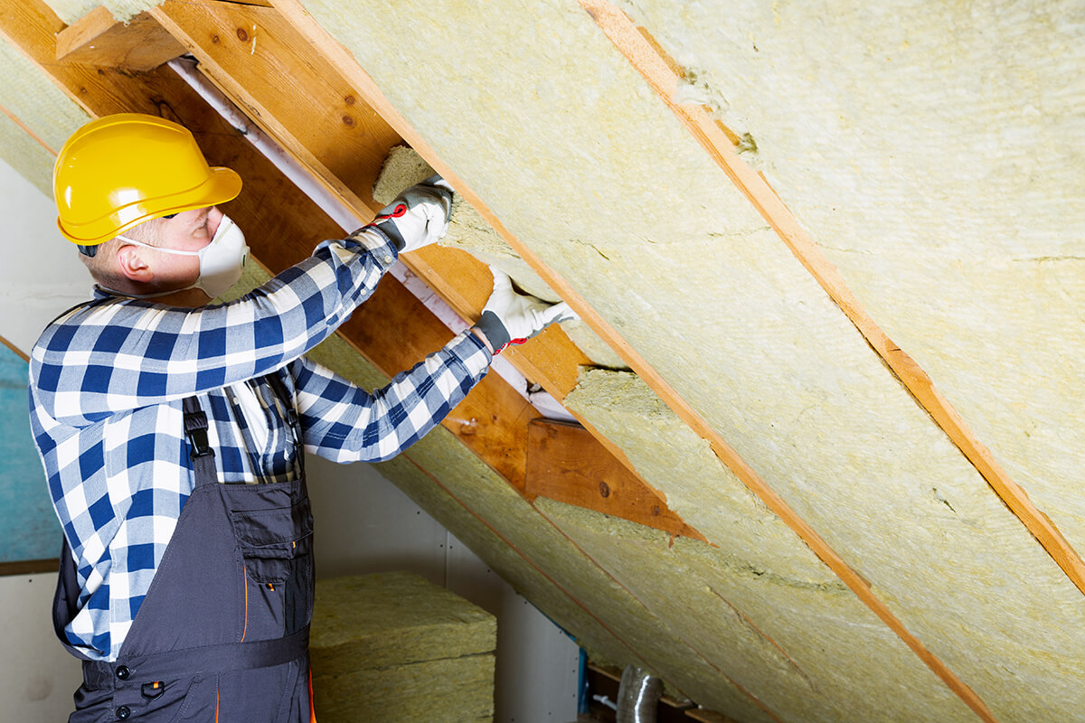 professionnel-casque-isolation-rampants-toiture-combles-outils