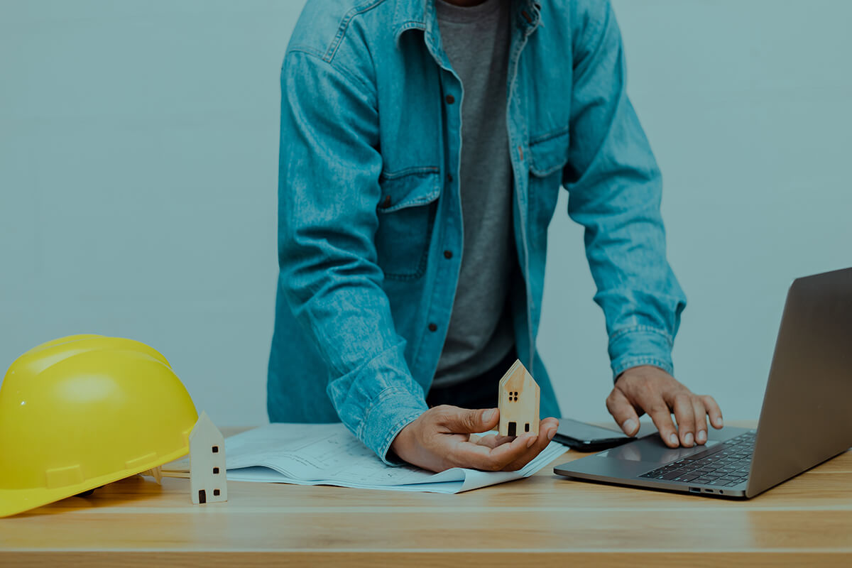 recherche-artisan-travaux-ordinateur-casque