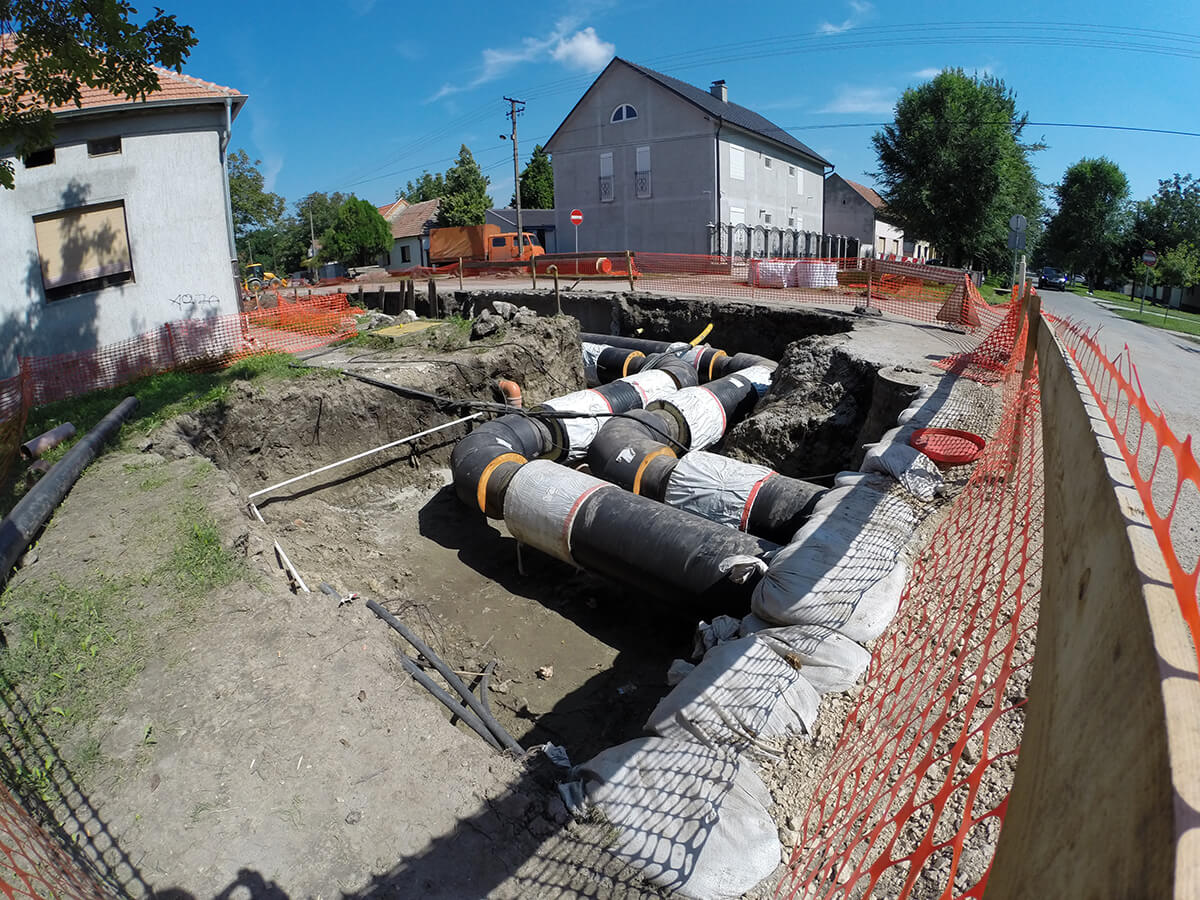 reseau-chaleur-urbaine-tuyaux-enterres-travaux-maisons-route