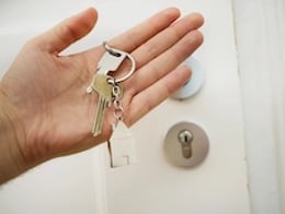 main-cles-maison-location-porte-serrure 