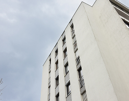 immeuble-residentiel-vu-du-sol-ciel-bleu
