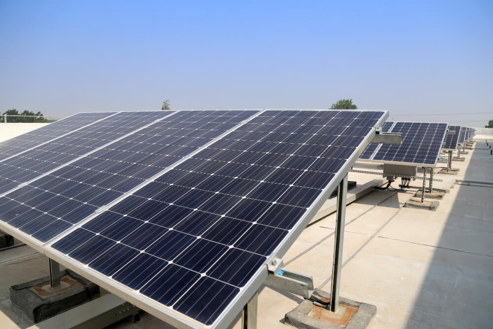 centrale-energie-solaire-panneaux-photovoltaiques-toit-immeuble