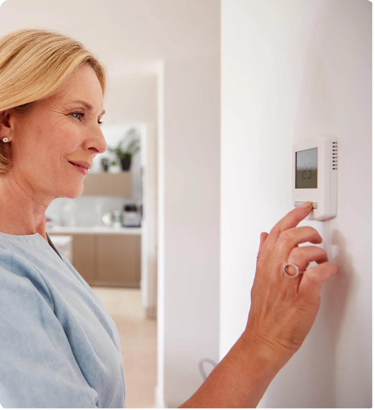 femme-ajuste-thermostat-2 femme-ajuste-thermostat-2